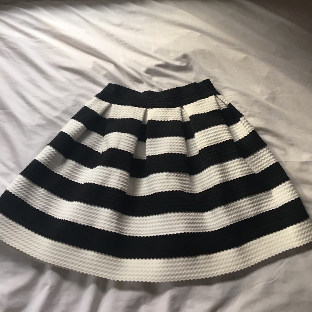 Forever 21 Black and White skirt XS