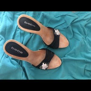 SASSY Bebe wood and black leather heels