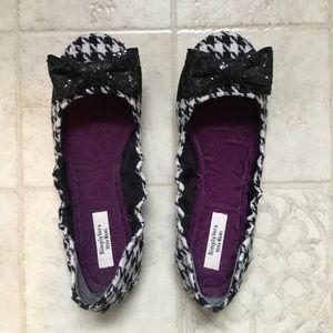 Simply Vera, Vera Wang Black & White Flats