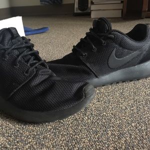 Nike All Black Roshes (slightly worn)