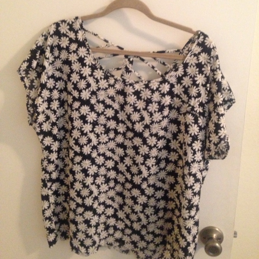 Black and white daisy top. Size 1x