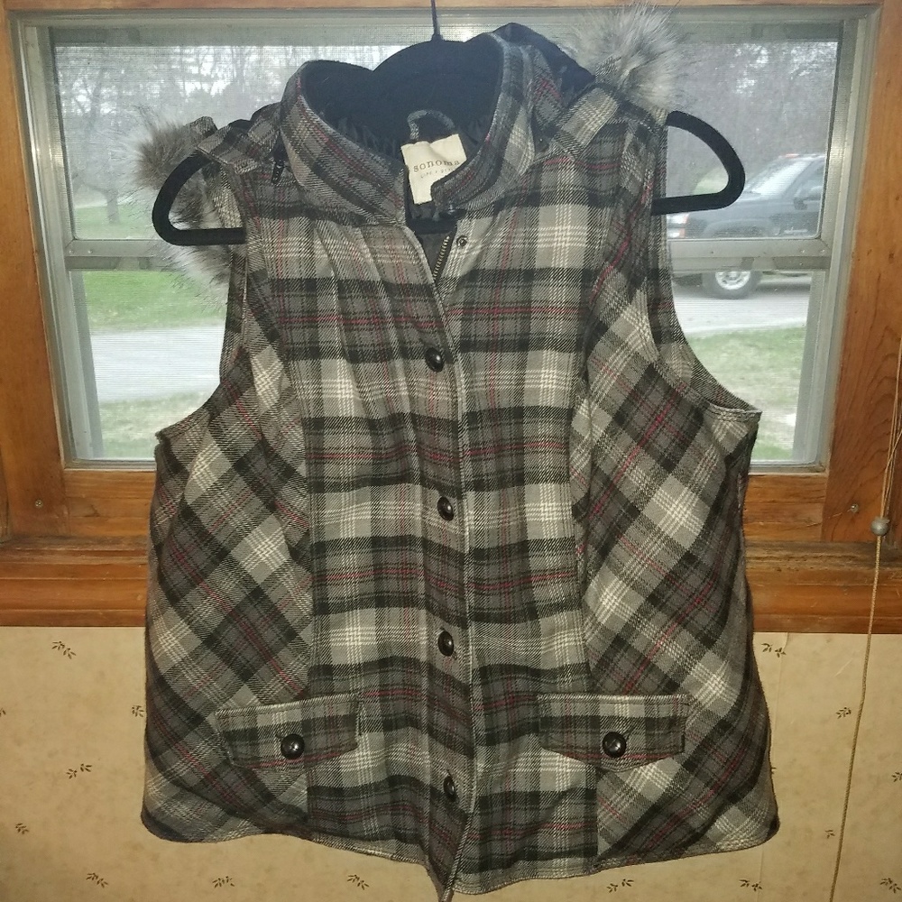 Quilted vest with detachable hood.