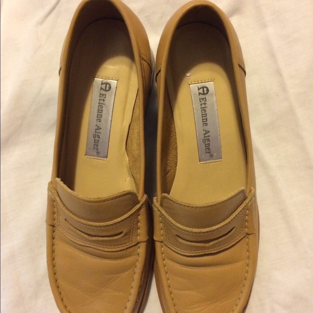 🎄SALE 🎄Etienne Aigner tan loafers size 6.5