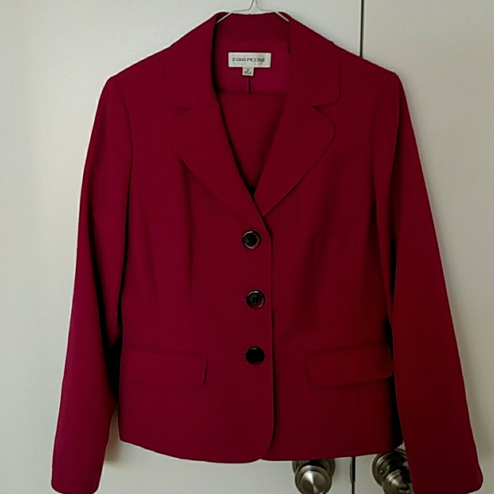 Skirt suit