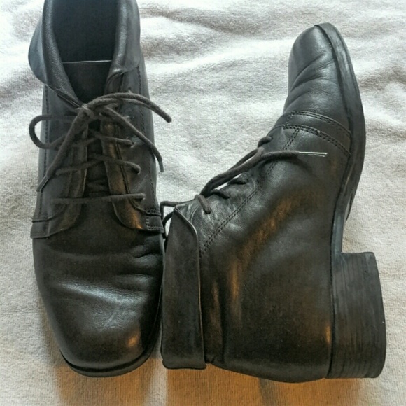 SOLD Vtg. Brown Leather Boots - Picture 2 of 7