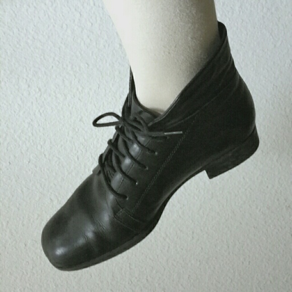 SOLD Vtg. Brown Leather Boots - Picture 4 of 7