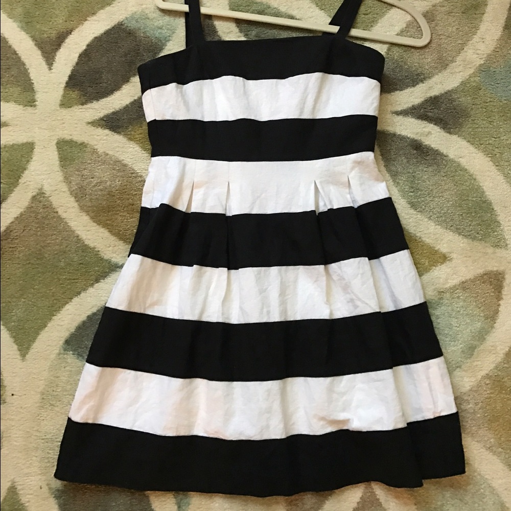Perfect summer dress! Only worn a few times