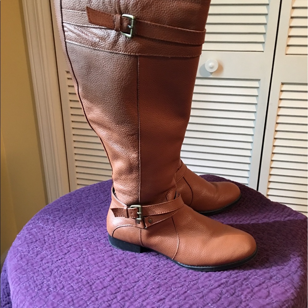 Brown leather boots size 7W.