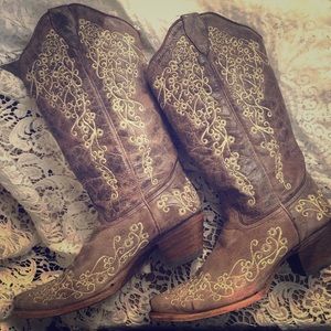 Corral Vintage boots with ivory embroidery sz 8