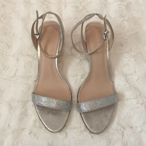 NWT Pelle Moda Silver 2" Heels size 10