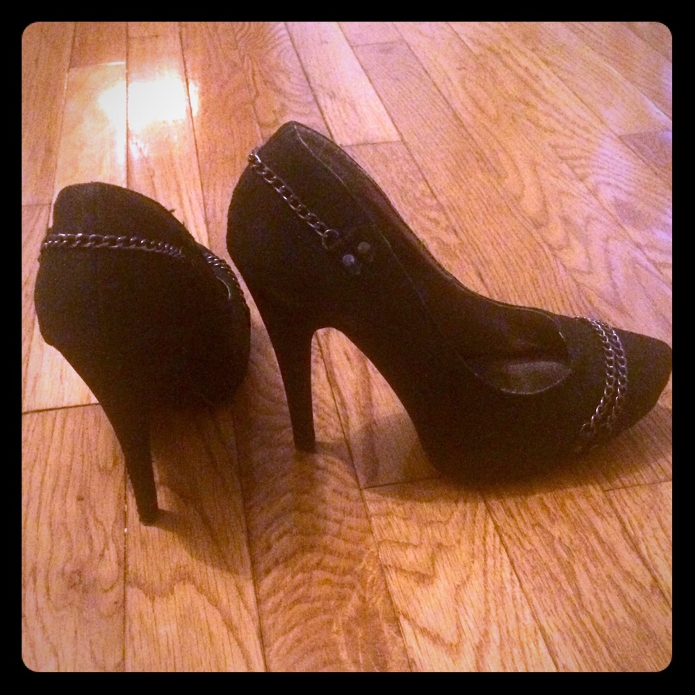 Black Platforms with Edge