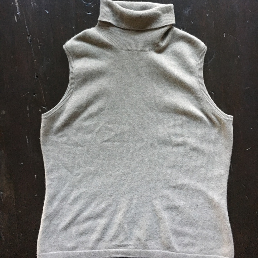 Like new cashmere sleeveless turtle neck sweater