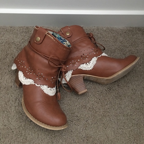 Shoes - Cowboy lace bootie