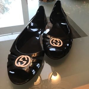 Gucci logo jelly sandal in black