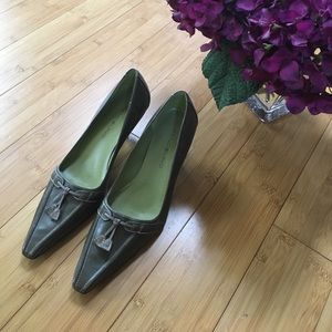 Bandolino kitten heels in olive green!