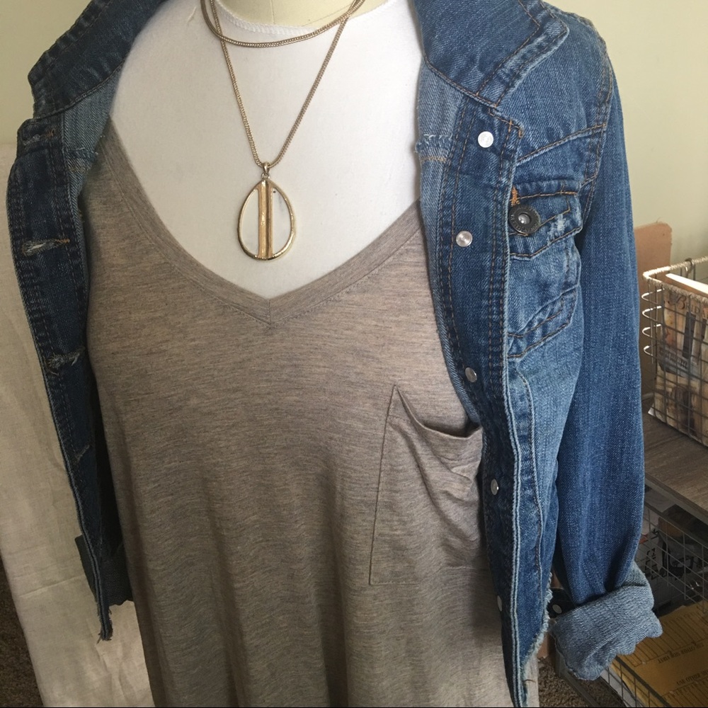 The perfect neutral v neck T taupe