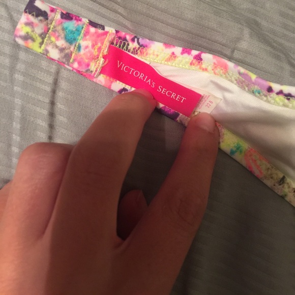 Victoria Secret bikini top! Size 32B - Picture 2 of 3