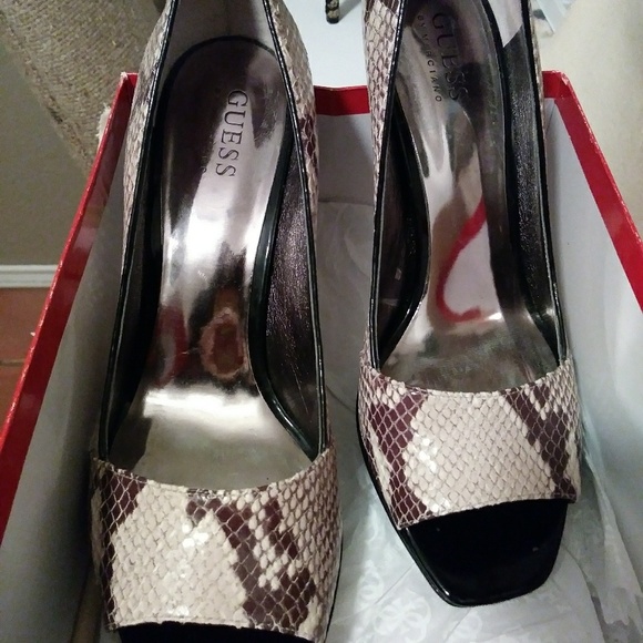 Guess open toe, stacked heel shoes leather upper. - Picture 2 of 5