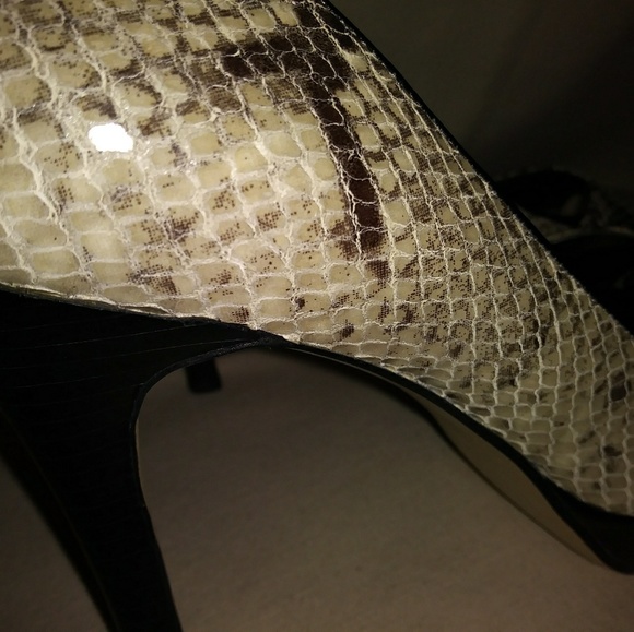 Guess open toe, stacked heel shoes leather upper. - Picture 3 of 5