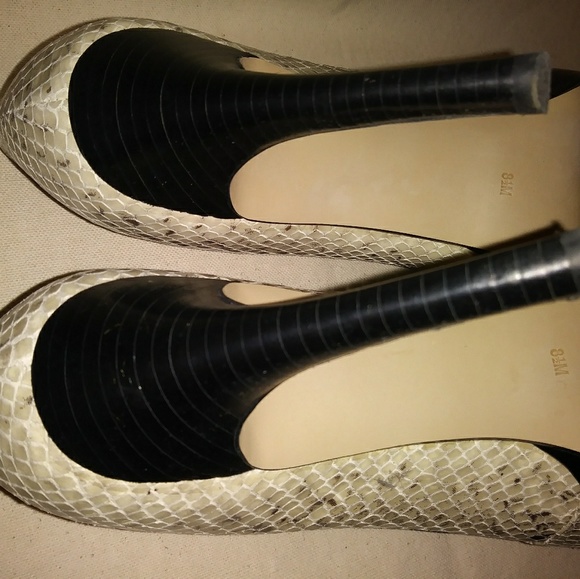 Guess open toe, stacked heel shoes leather upper. - Picture 4 of 5