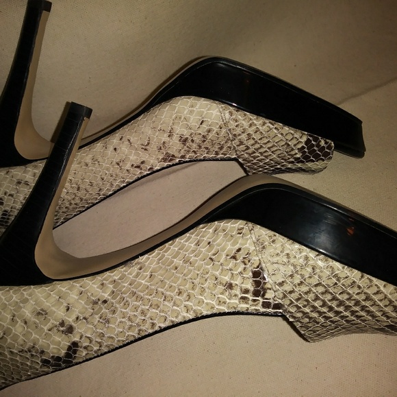 Guess open toe, stacked heel shoes leather upper. - Picture 5 of 5