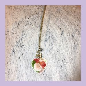 Flower 🌼 necklace!! Great to bundle with others