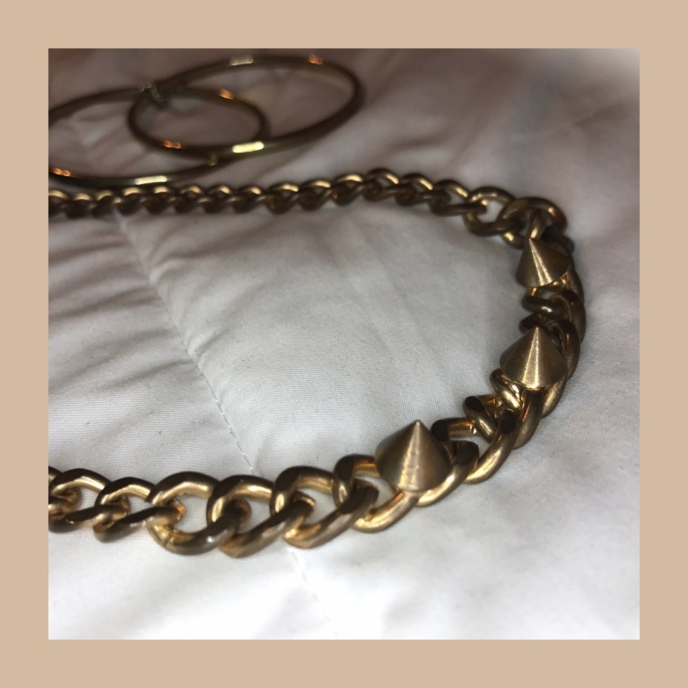 Gold loose choker necklace with hooped bracelet