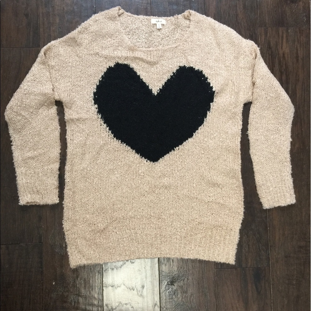 ⚜️NWT⚜️Heart Oversized Sweater. Rose Pink