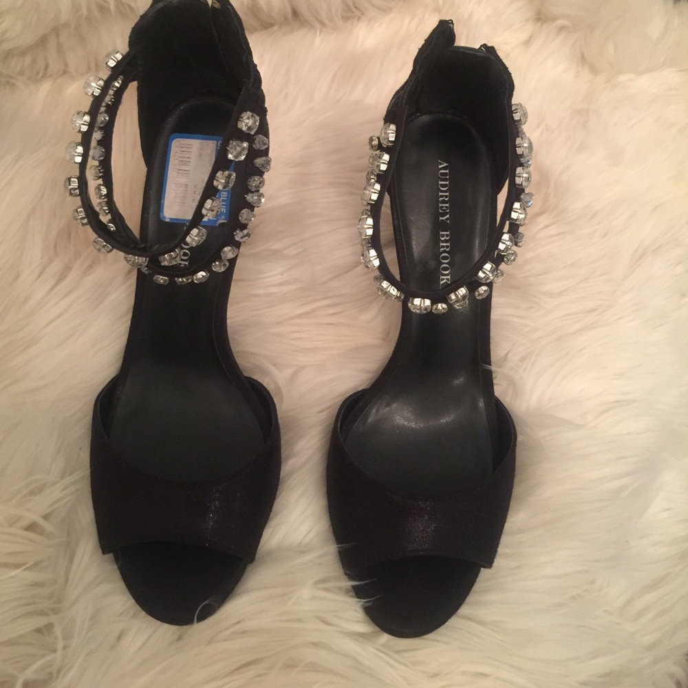 Black dress pumps NWT