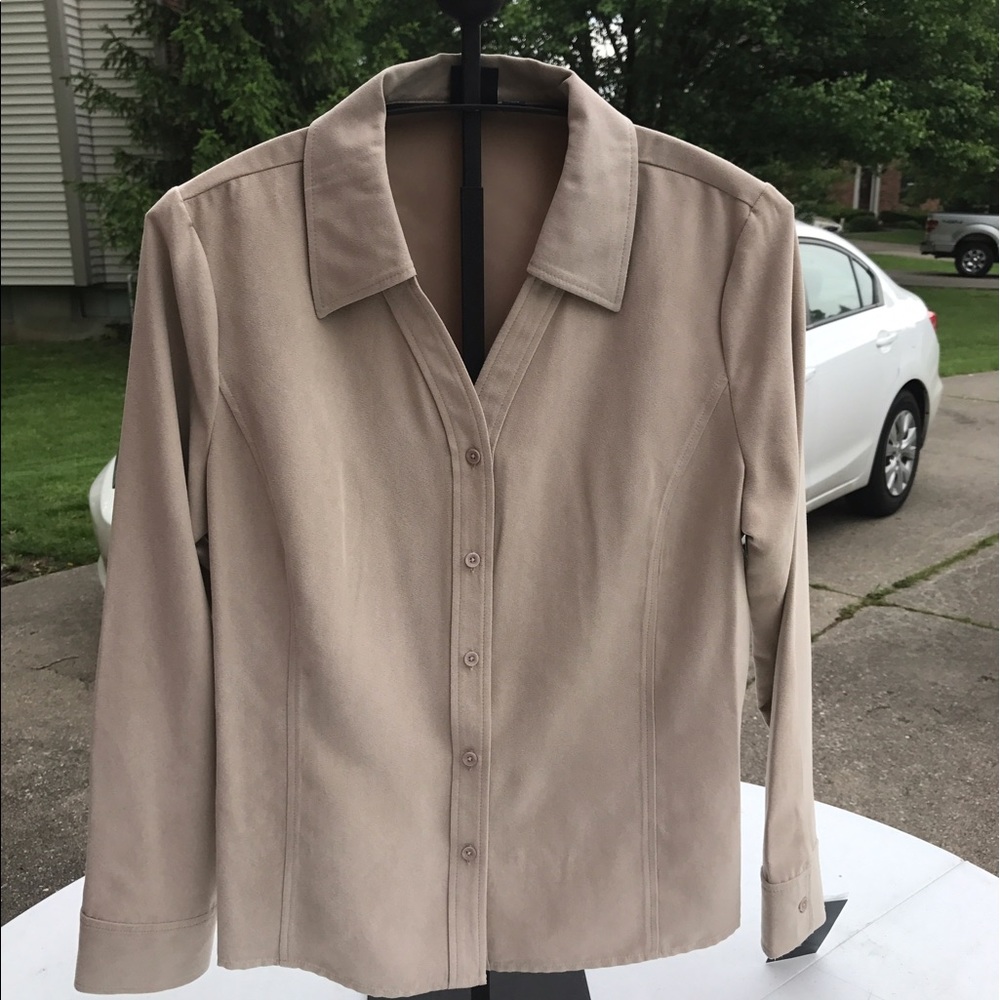 🚨sale🚨 Beige long sleeve button up blouse 👚