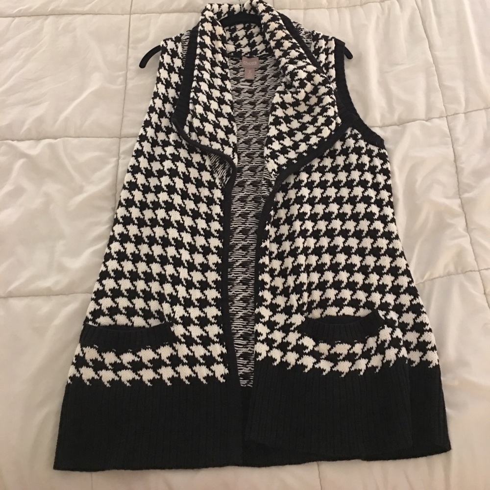 Houndstooth pattern sleeveless vest