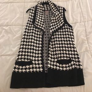 Houndstooth pattern sleeveless vest