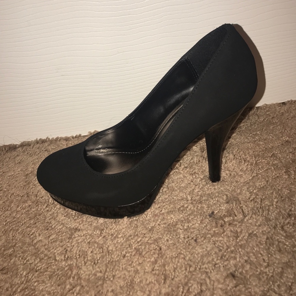 😏All Black Heals🖤