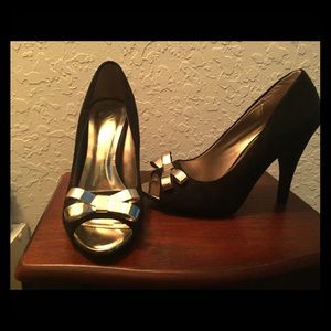 Size 6 heel with gold bow