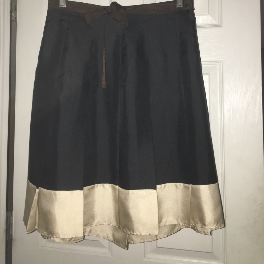 Ladies NWOT black, silk skirt from the Gap. Sz 2