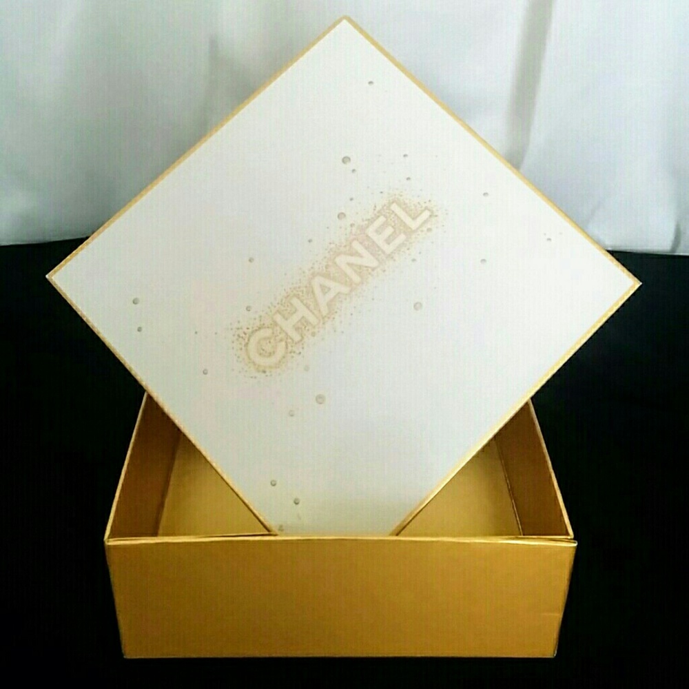 Sale💜CHANEL Gift Box - Gold and White