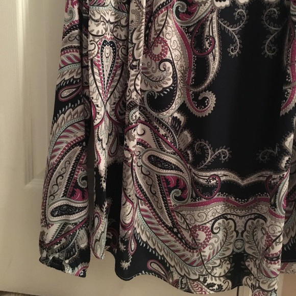 NWT. Oversized, Banana Republic paisley blouse - Picture 4 of 4