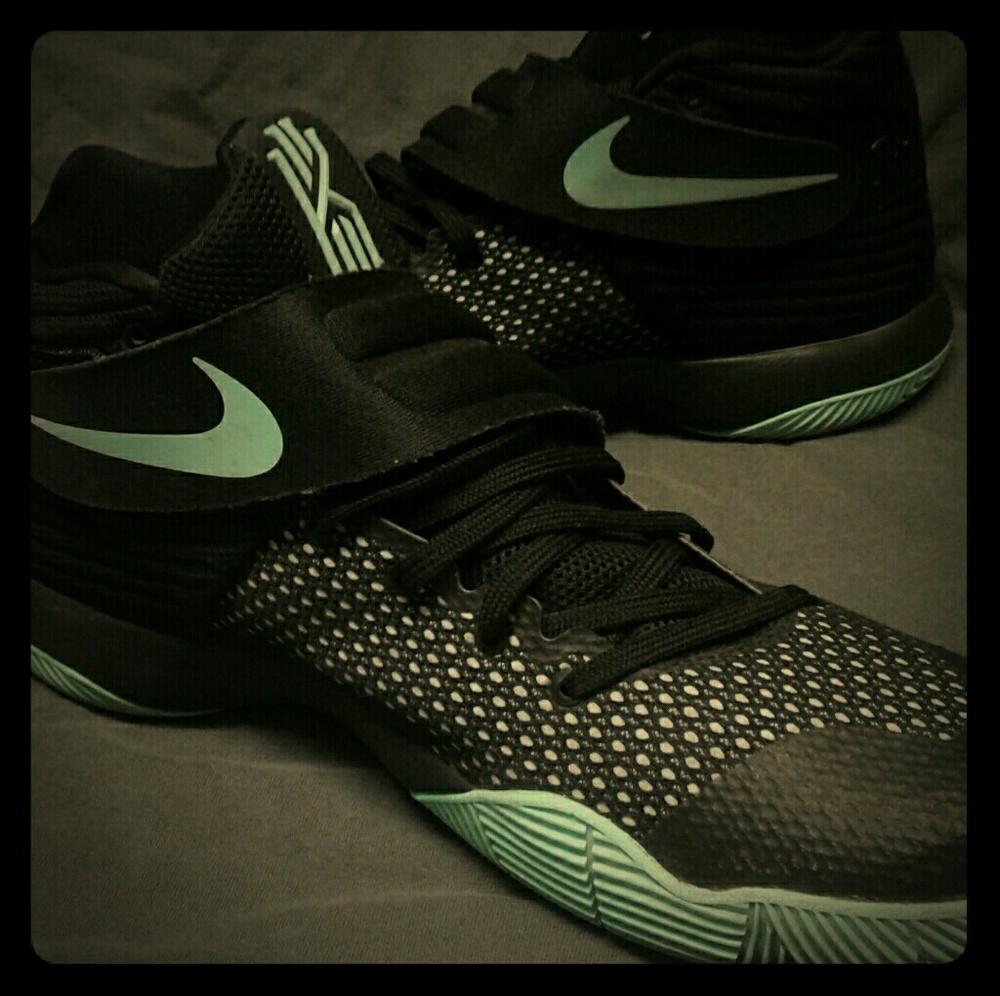 ❌❎THIS ITEM IS SOLD Nike Kyrie 2 Green Glow Shoe❌❎