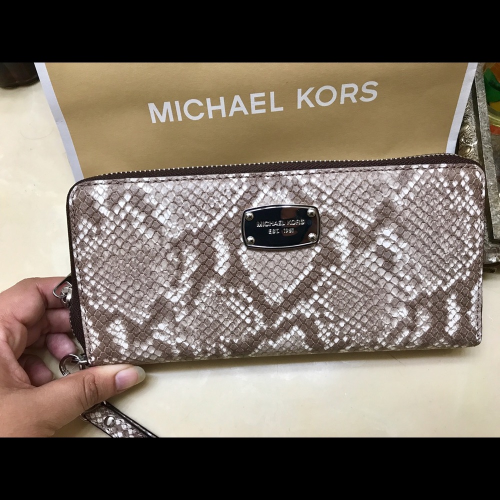 🔥MK CONTINENTAL JET SET SAND EMBOSSED WALLET🔥 - Picture 2 of 5