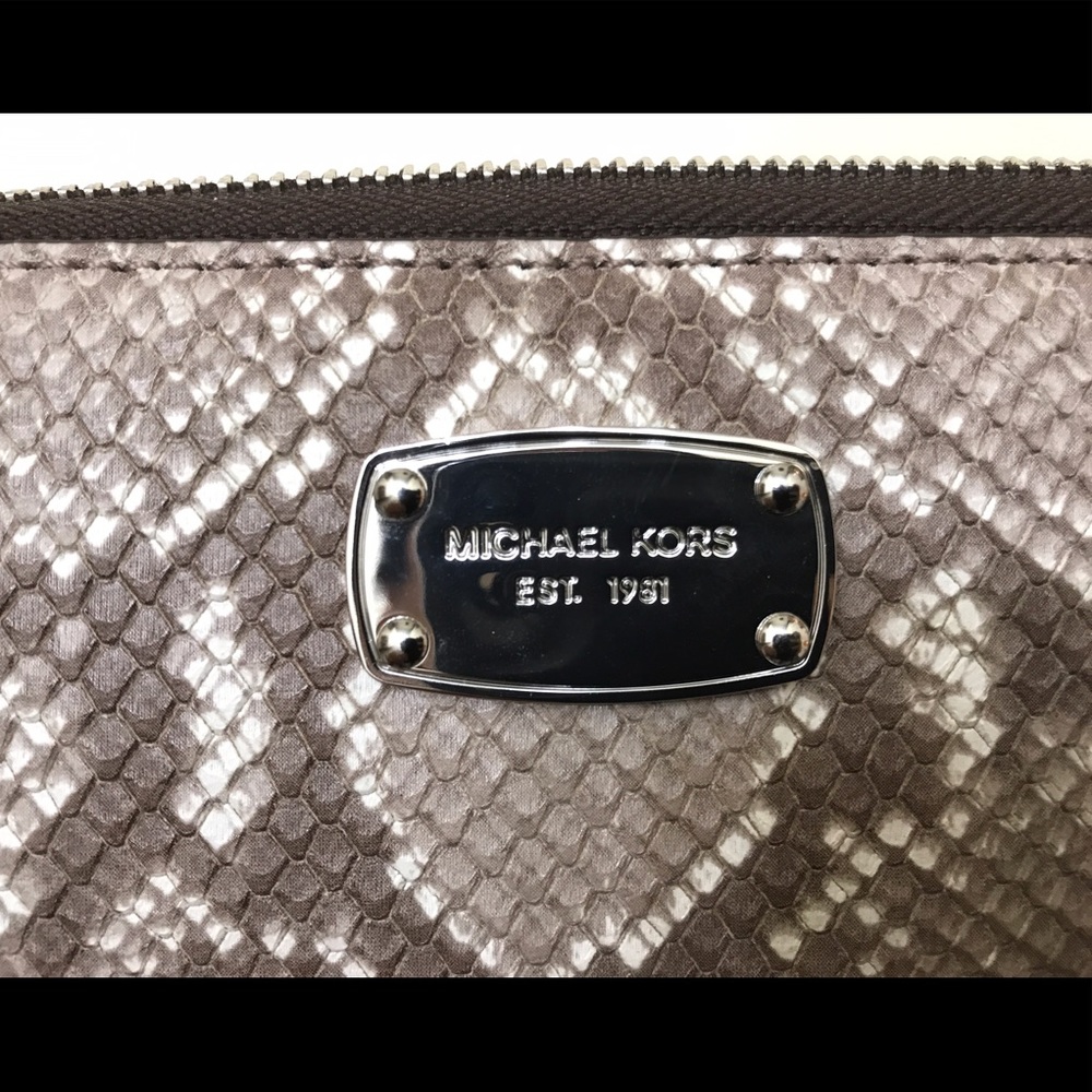 🔥MK CONTINENTAL JET SET SAND EMBOSSED WALLET🔥 - Picture 4 of 5