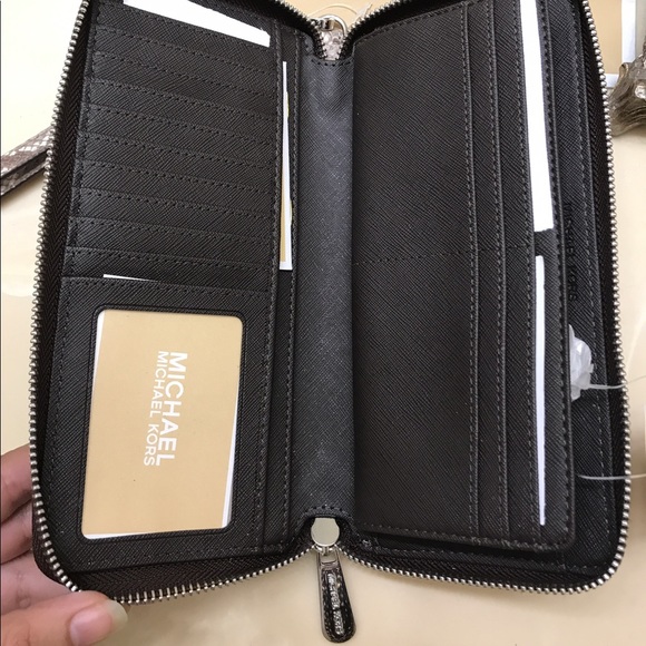 🔥MK CONTINENTAL JET SET SAND EMBOSSED WALLET🔥 - Picture 3 of 5