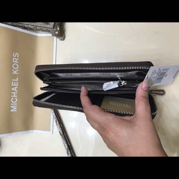 🔥MK CONTINENTAL JET SET SAND EMBOSSED WALLET🔥 - Picture 5 of 5