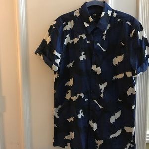 H&M blue paisley style button short sleeve shirt