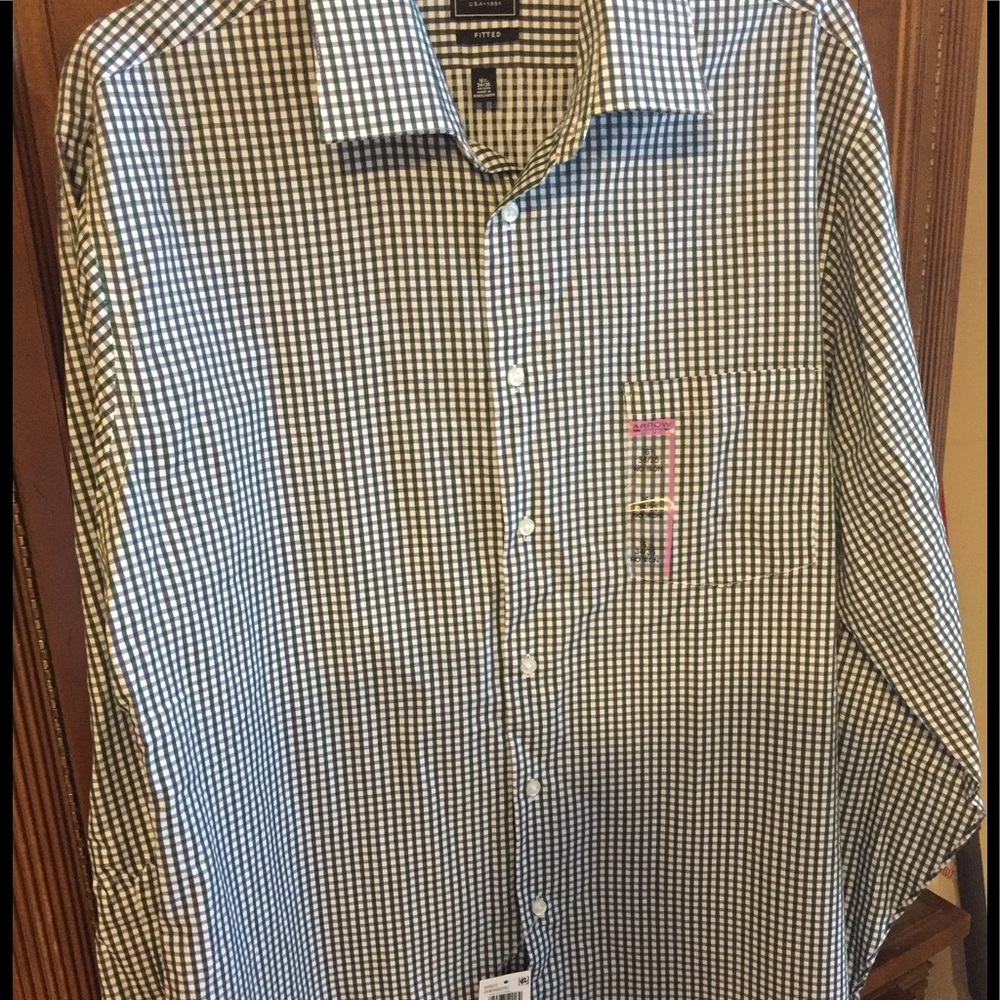 NWT. Arrow fitted button down. 16 1/2 34/35.
