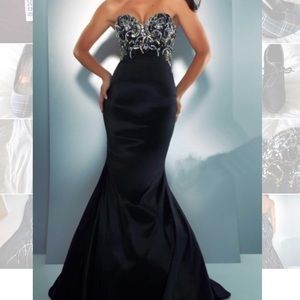 GORGEOUS MUST HAVE PROM DRESS