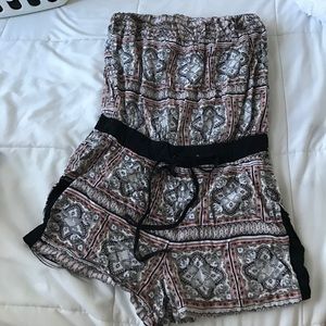 Super cute romper! With pockets!