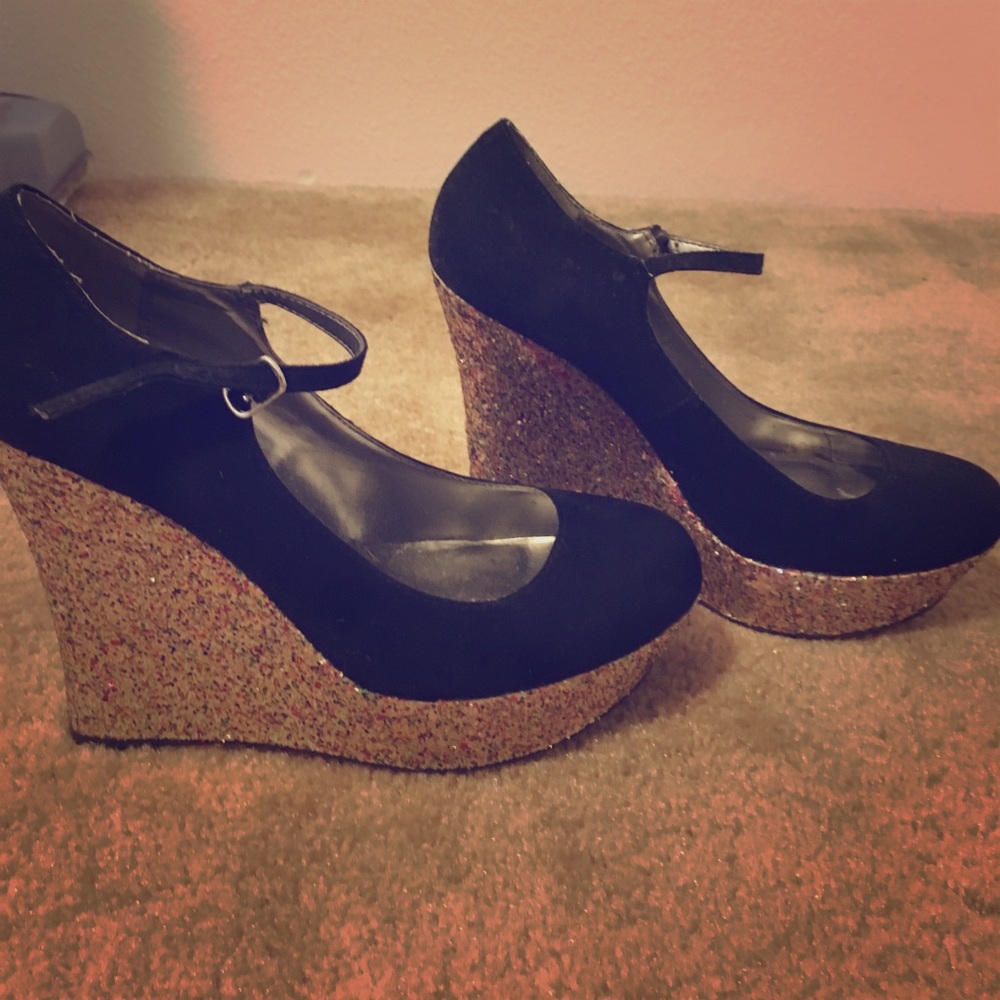 Guess wedges