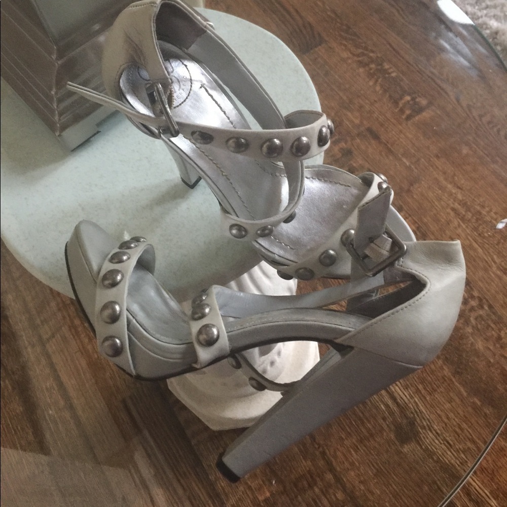 Shoe