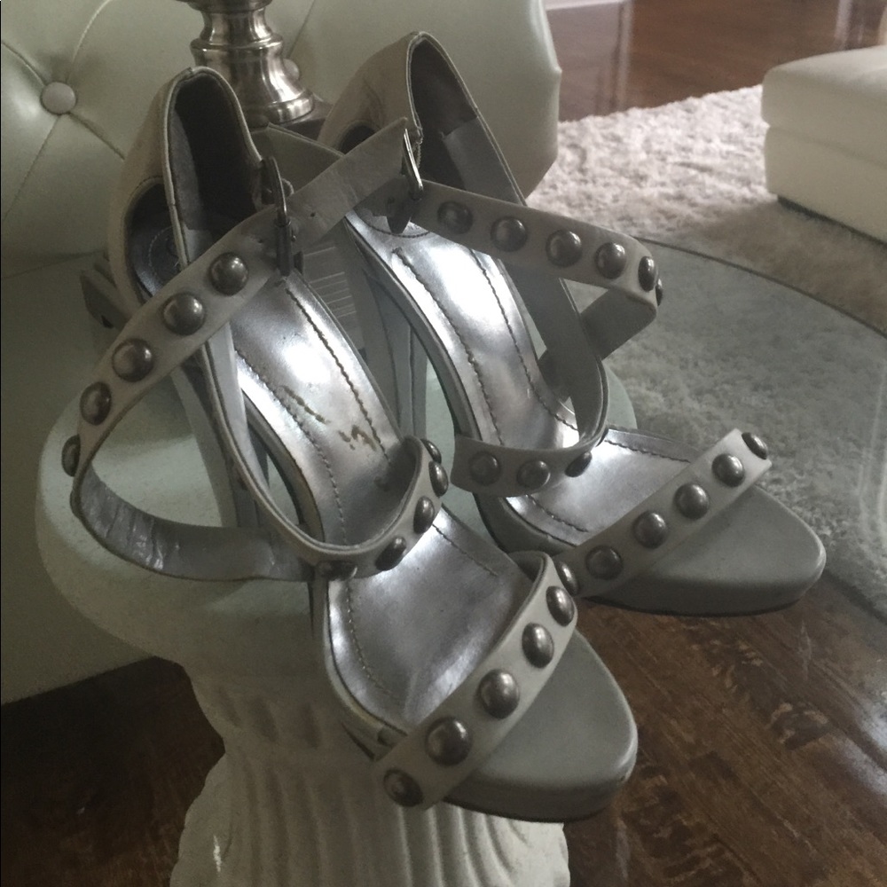 Shoe - Picture 2 of 4