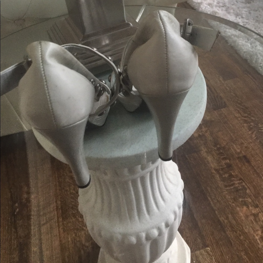 Shoe - Picture 3 of 4